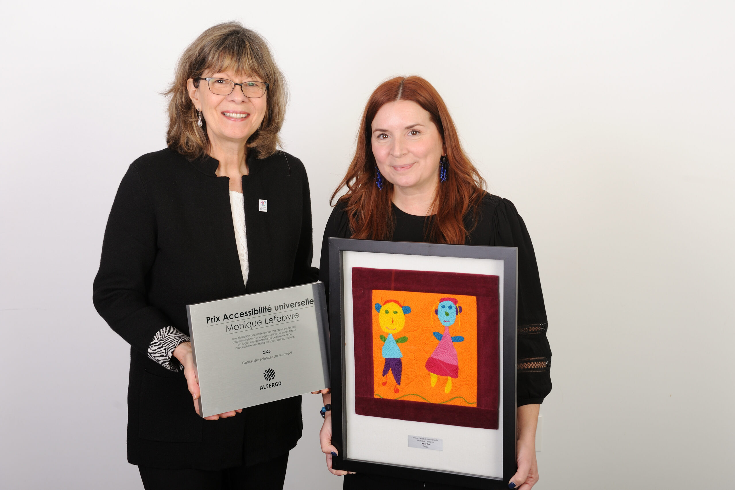 Monique Lefebvre et Cybèle Robichaud, la directrice du Centre des sciences de Montréal, posent avec le prix Accessibilité universelle Monique Lefebvre.