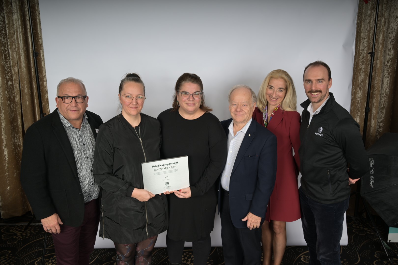 Les représentants de la Maison Théâtre posés avec leur plaque et leur œuvre symbolique avec Raymond Bachand, Maxime Gagnon et la présidence du CA d'AlterGo.