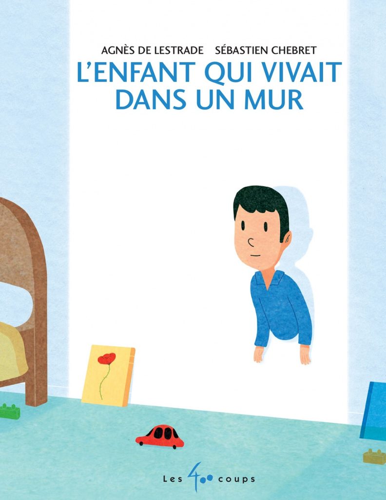 Couverture du livre l'enfant qui vivait dans un mur : un petit garçon vêtu de bleu se fond dans le mur blanc de sa chambre.